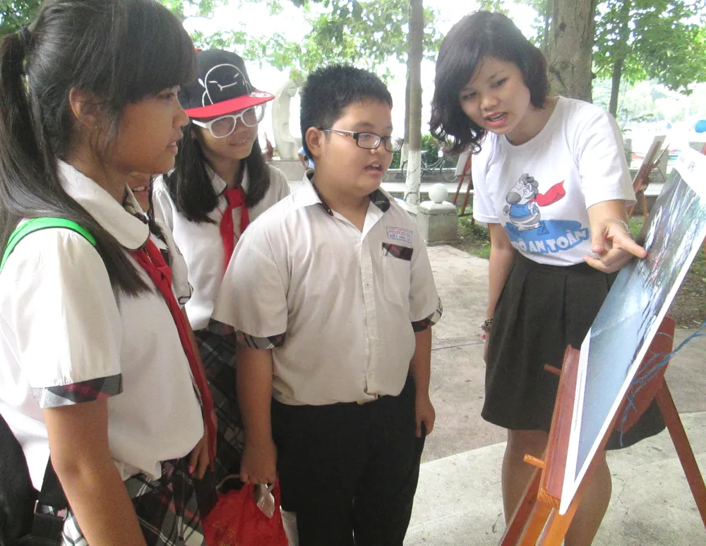 Học sinh lớp 6 đạt giải nhất ảnh Đi bộ an toàn ảnh 3